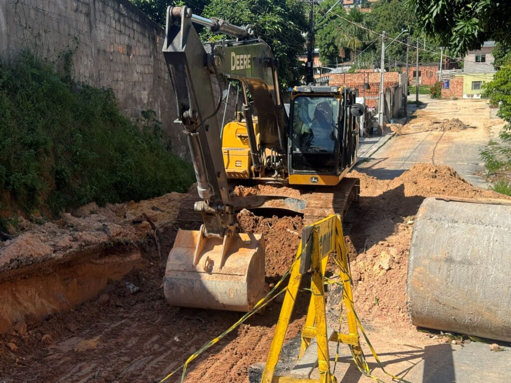 Prefeitura-de-Manaus-executa-obra-emergencial-de-drenagem-profunda-no-Novo-Aleixo-e-reforca-seguranca-na-regiao-2