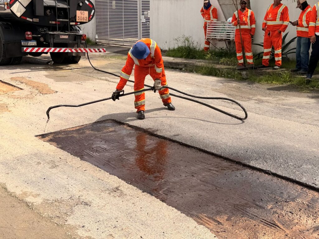 Prefeitura-de-Manaus-reforca-recuperacao-viaria-no-bairro-Flores-e-amplia-frente-de-manutencao-asfaltica-na-zona-Centro-Sul