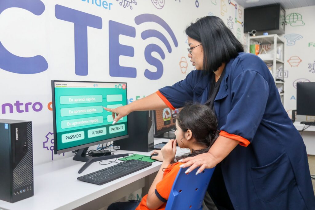 Centros-de-Tecnologias-Educacionais-da-Prefeitura-de-Manaus-beneficiam-cerca-de-80-mil-estudantes-e-fortalecem-o-ensino-e-inovacao-na-rede-municipal-de-educacao-4