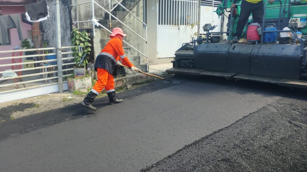 Prefeitura-de-Manaus-avanca-com-recapeamento-no-bairro-Parque-10-de-Novembro-e-aplica-100-toneladas-de-asfalto-para-renovar-importante-via-da-zona-Centro-Sul