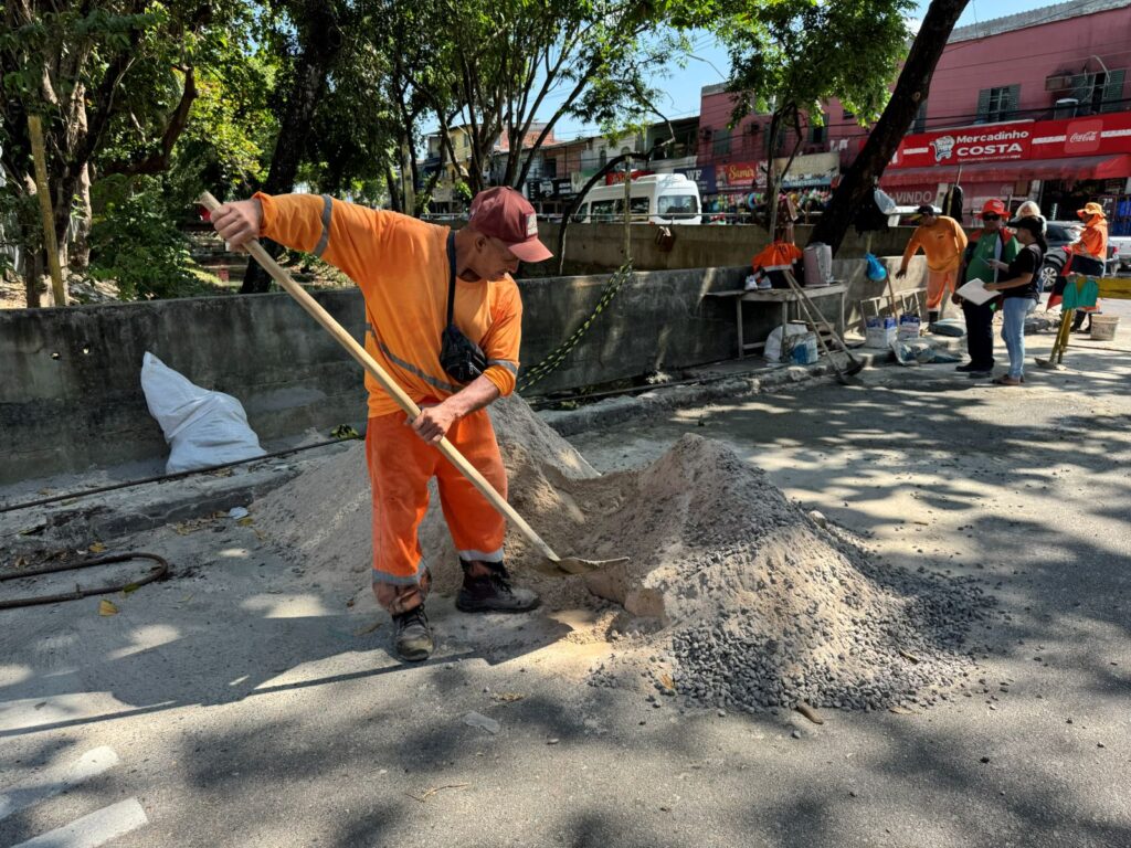 Prefeitura-de-Manaus-avanca-com-reconstrucao-de-passeio-publico-na-rua-Ouro-Preto-e-reforca-seguranca-para-pedestres-no-bairro-Coroado-4