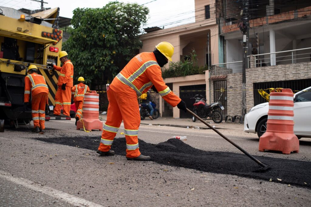 Prefeitura-de-Manaus-revitaliza-avenida-Cirilo-Neves-com-operacao-Tapa-Buracos-e-reforca-mobilidade-no-bairro-Compensa-6