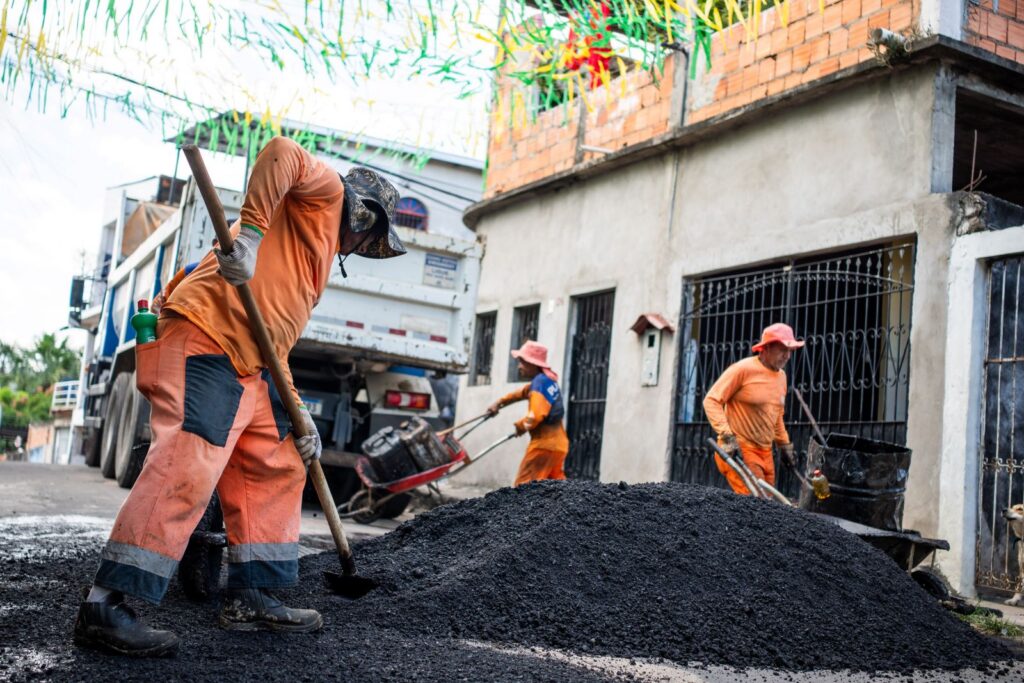 Prefeitura-de-Manaus-revitaliza-importante-via-do-bairro-da-Paz-com-operacao-Tapa-Buracos-5