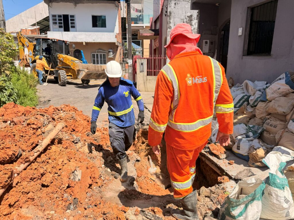 Prefeitura-de-Manaus-acompanha-recuperacao-da-rua-Pavao-apos-tubulacao-de-concessionaria-provocar-afundamento-parcial-da-via-3